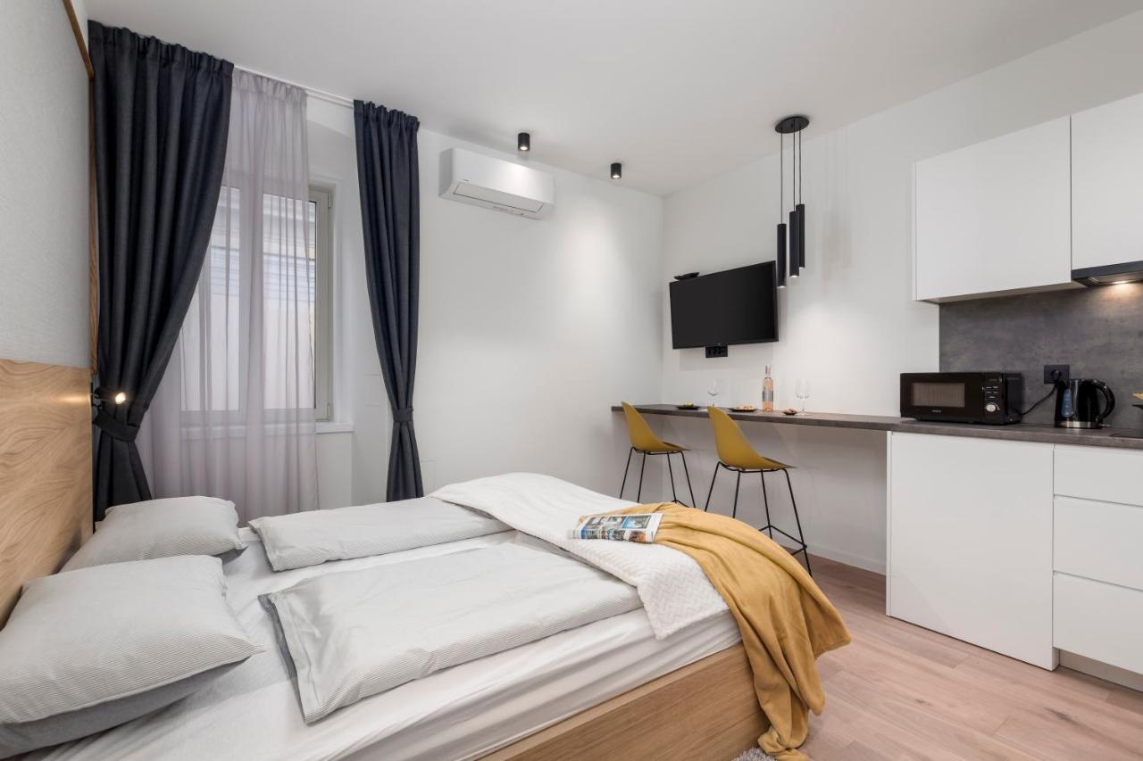 Deluxe Apartments & Rooms "In The Center" Fiume Esterno foto